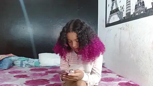 Lola-Pretty on StripChat