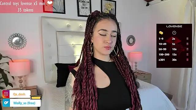 Molly_25 on StripChat