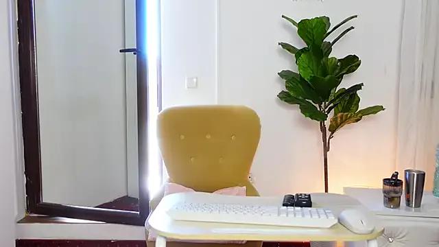 NinaCrystal1 on StripChat 