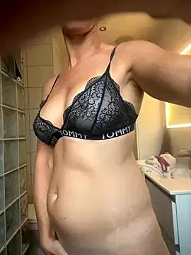 QueenMelissa80 on StripChat 