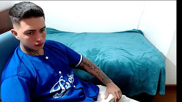 santii_ss on StripChat