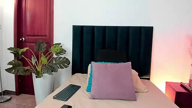 SaraBloomm on StripChat 