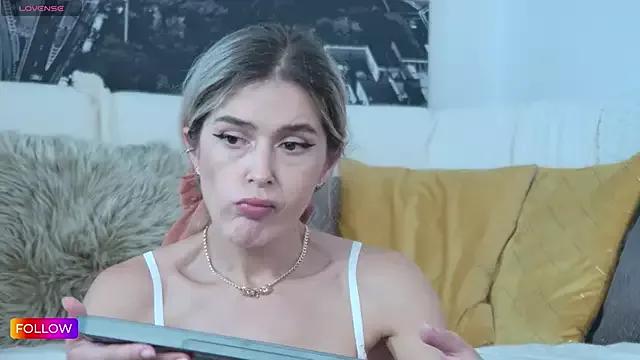 Sarah-Hart on StripChat 