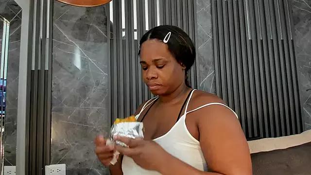 SaraiEvans on StripChat 