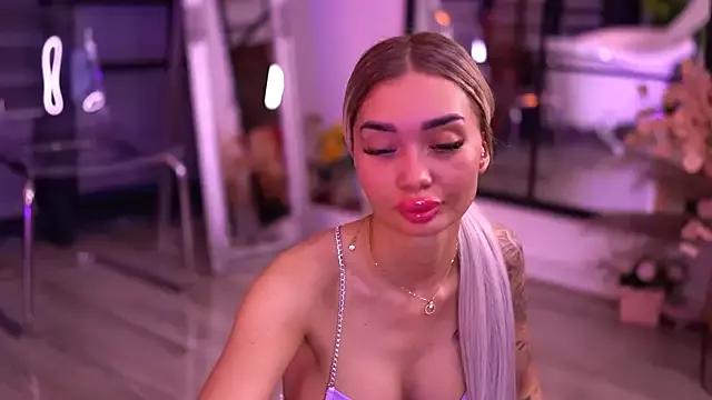 SashaFerrera on StripChat 
