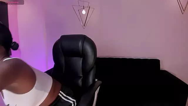 SavannahStorm on StripChat 