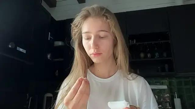 solar_bella on StripChat