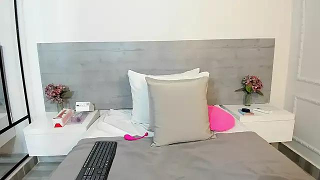 sunnyWhitee on StripChat 
