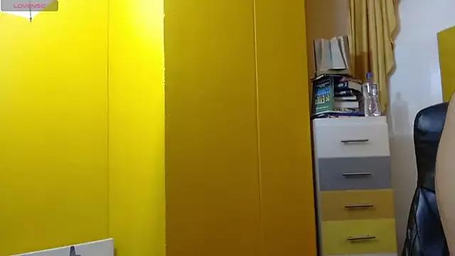 tulunaroja on StripChat 