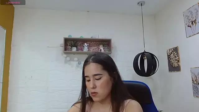 tulunaroja on StripChat 