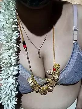 tuttifrutti17 on StripChat 