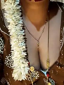 tuttifrutti17 on StripChat 