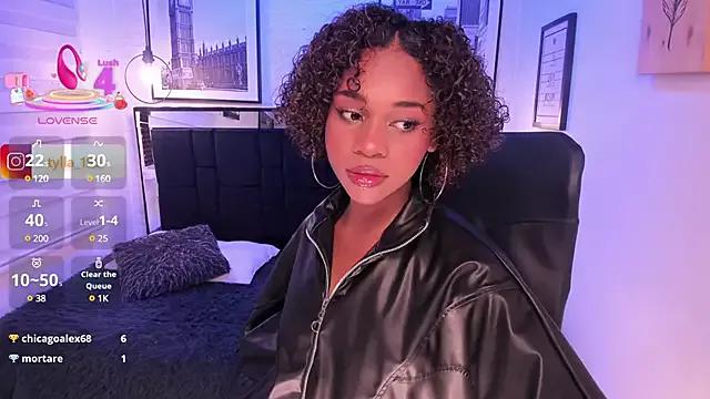 tylla_ on StripChat 