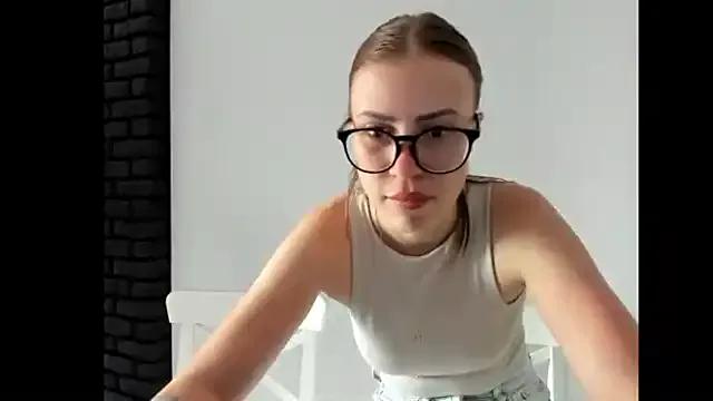 vikky_s1 on StripChat 