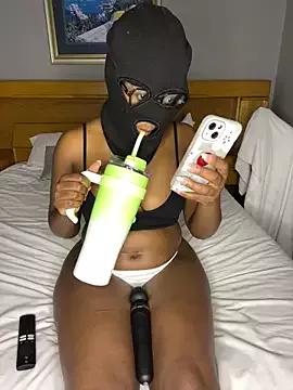 wellbuiltDiosa on StripChat 