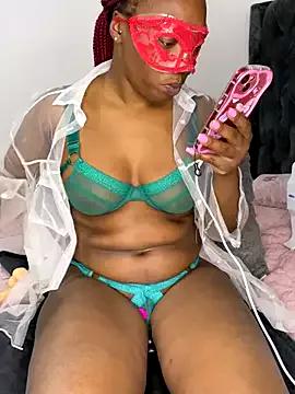 wellbuiltDiosa on StripChat 