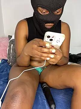 wellbuiltDiosa on StripChat 