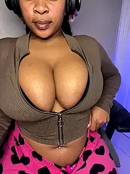 YellowHoneyDip on StripChat 