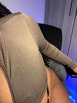 YellowHoneyDip on StripChat 